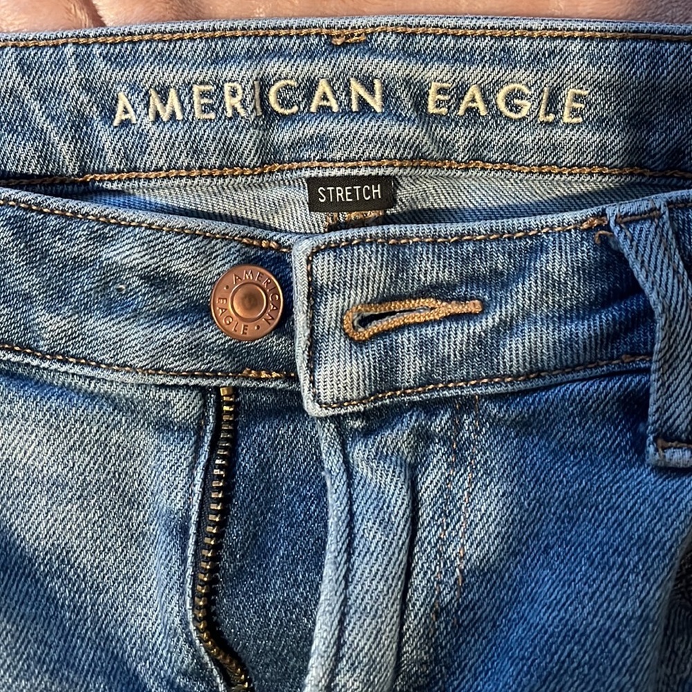 AMERICAN EAGLE HIGH RISE STRETCH MOM JEAN